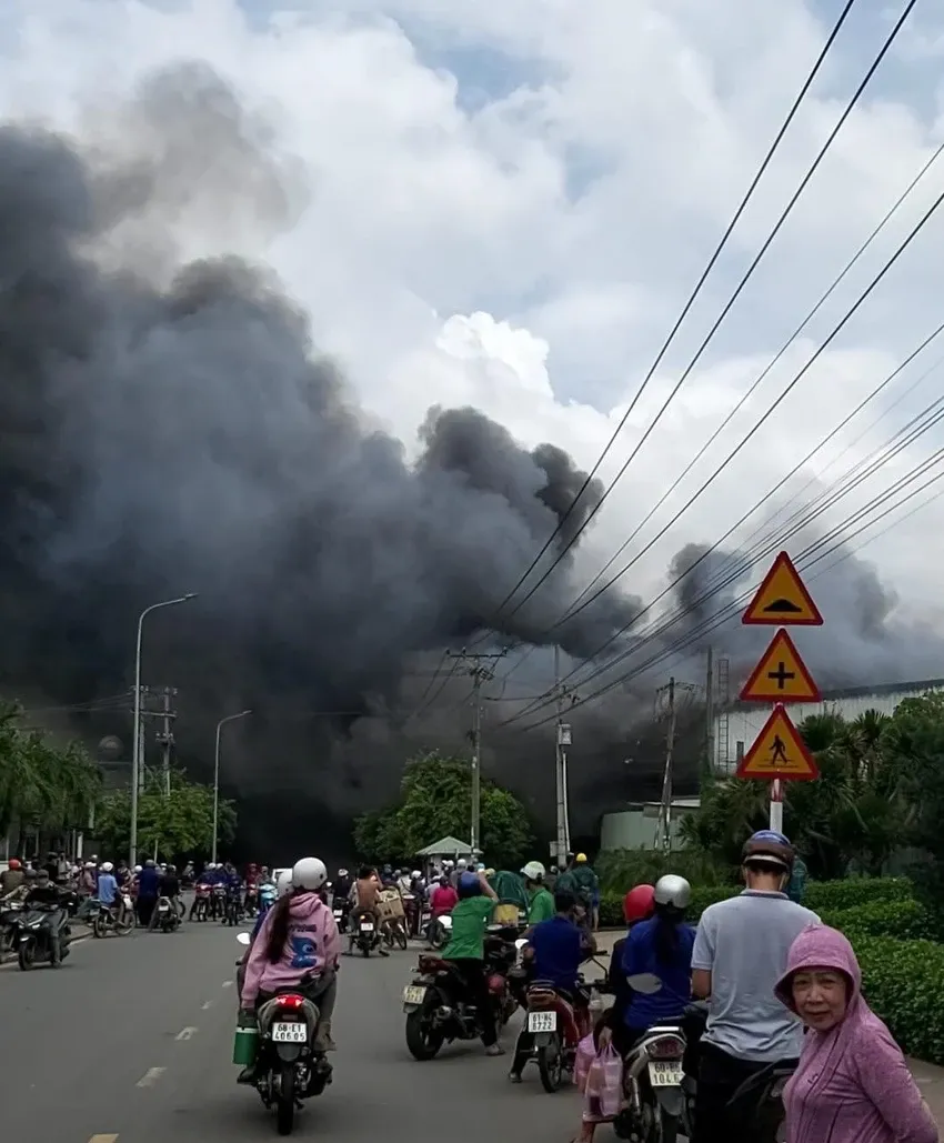 Cháy lớn tại công ty sản xuất đồ nội thất ở Bình Dương - Ảnh 1.