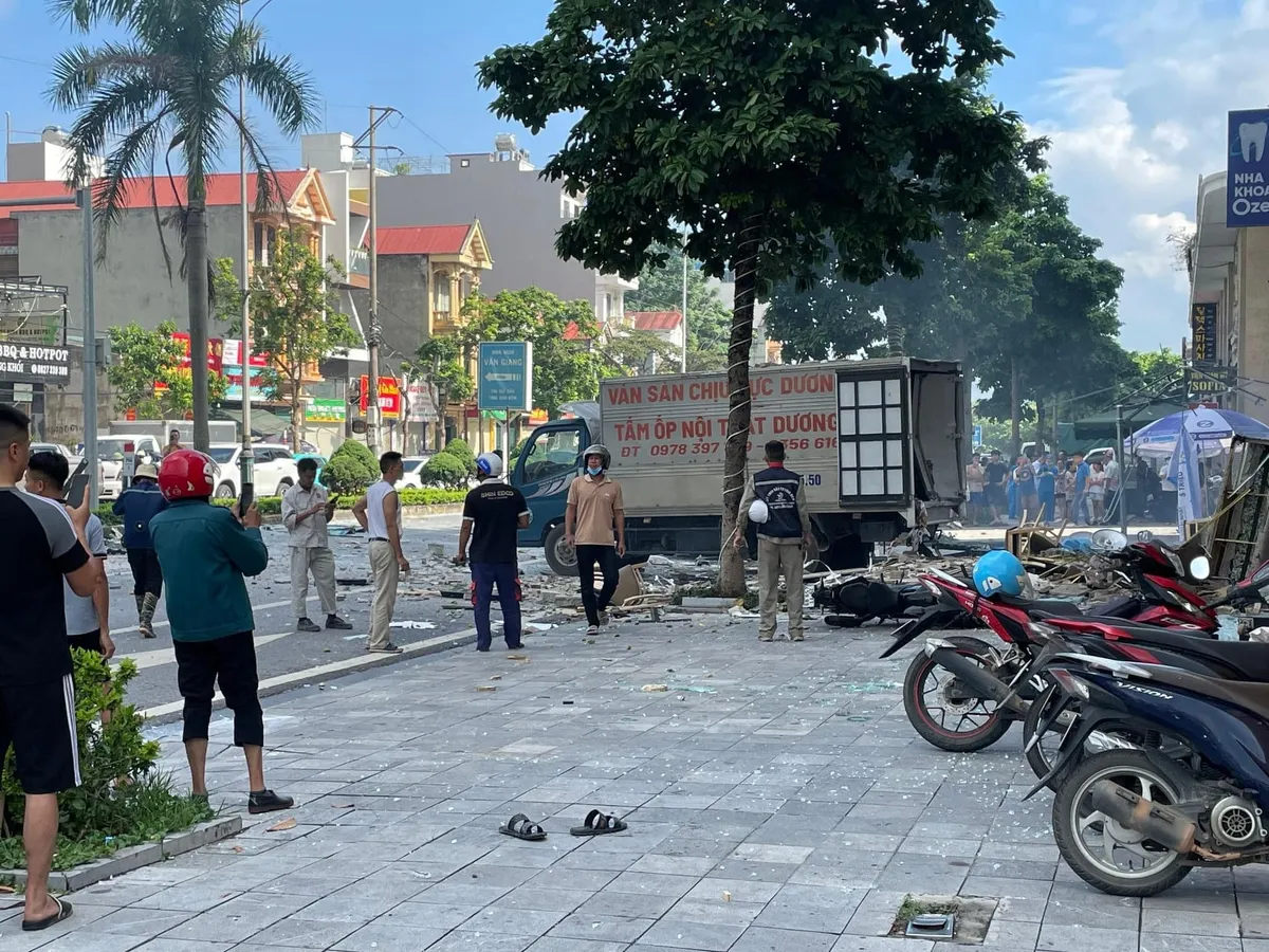 Vĩnh Phúc: Nổ lớn ở quán thịt nướng sắp khai trương, nhiều người bị thương - Ảnh 2.