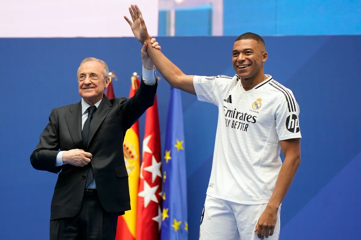 Hàng vạn CĐV chào đón màn ra mắt CLB Real Madrid của Kylian Mbappe - Ảnh 1. Hàng vạn CĐV chào đón màn ra mắt CLB Real Madrid của Kylian Mbappe - Ảnh 1.