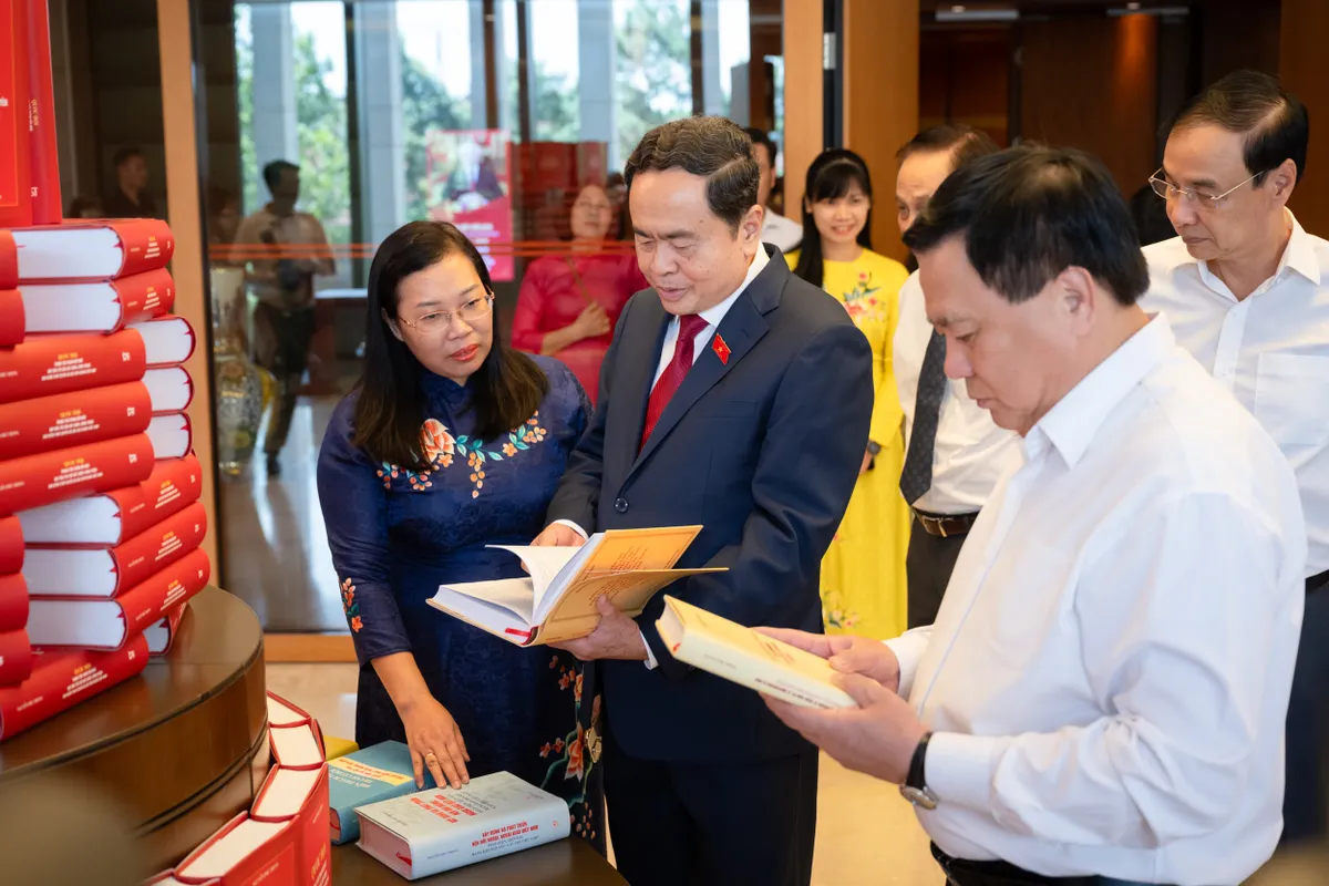 Ra mắt cuốn s&aacute;ch của Tổng B&iacute; thư Nguyễn Ph&uacute; Trọng về Quốc hội - Ảnh 1.