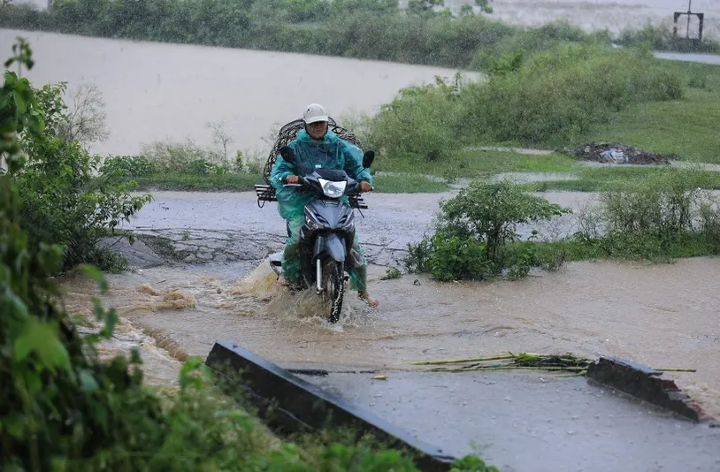 Mưa lũ làm 1 người chết, sạt lở đất đá vào nhiều nhà dân ở Hòa Bình - Ảnh 2.