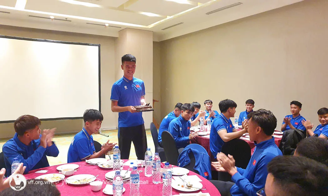 Đội tuyển U19 Việt Nam đ&atilde; c&oacute; mặt tại Surabaya sau trọn 1 ng&agrave;y di chuyển - Ảnh 4.