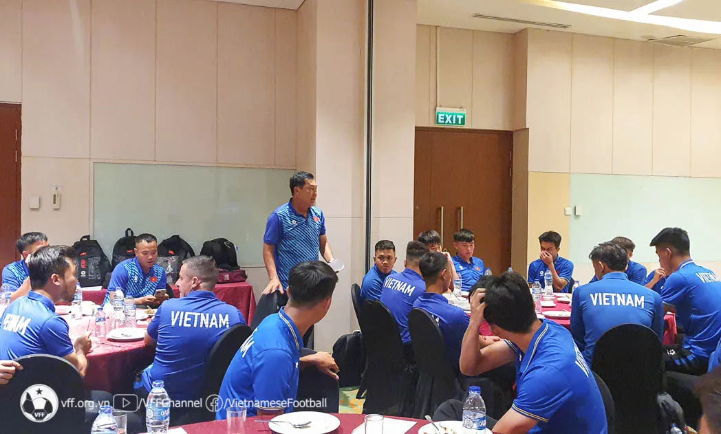 Đội tuyển U19 Việt Nam đ&atilde; c&oacute; mặt tại Surabaya sau trọn 1 ng&agrave;y di chuyển - Ảnh 3.