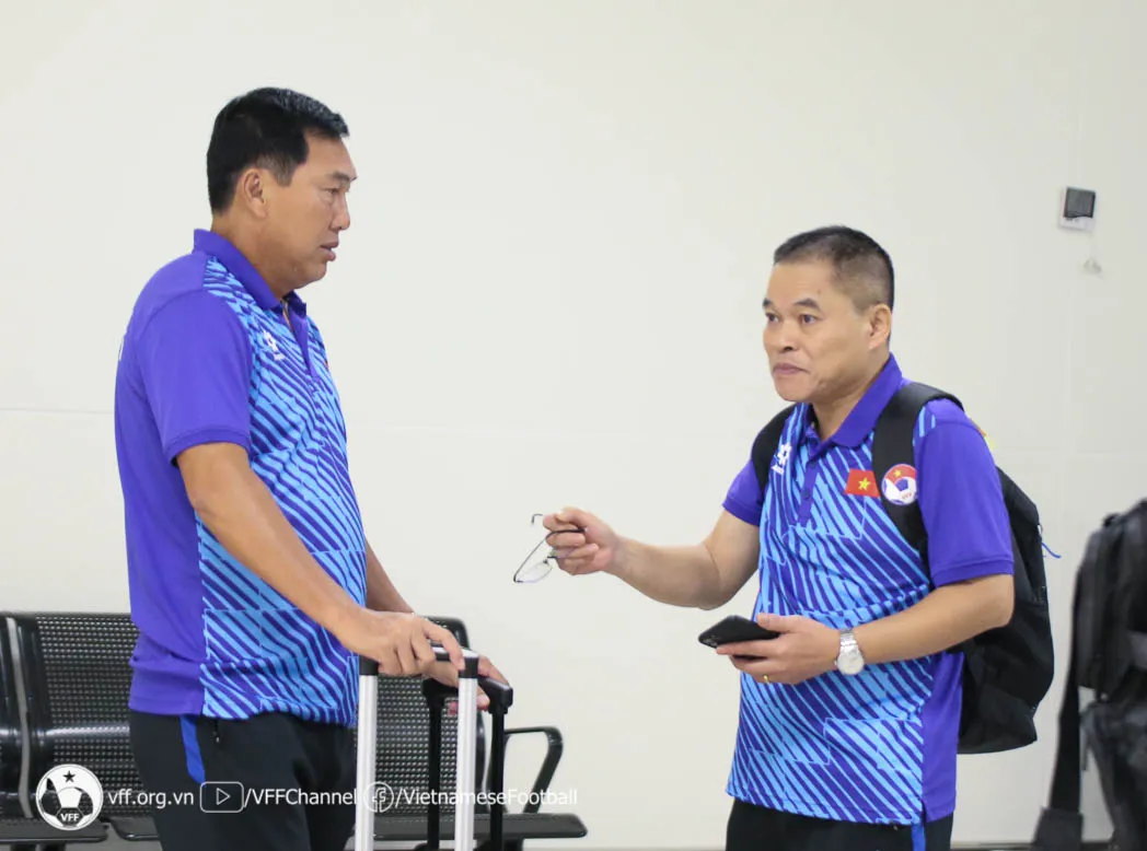 Đội tuyển U19 Việt Nam đ&atilde; c&oacute; mặt tại Surabaya sau trọn 1 ng&agrave;y di chuyển - Ảnh 2.