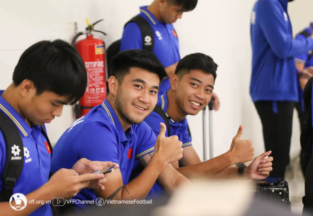 Đội tuyển U19 Việt Nam đ&atilde; c&oacute; mặt tại Surabaya sau trọn 1 ng&agrave;y di chuyển - Ảnh 1.