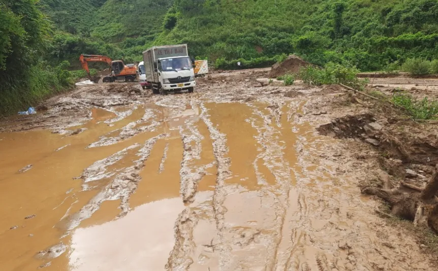 Hàng trăm nghìn khối đất đá sạt trượt, Điện Biên yêu cầu ứng trực 24/24 giờ - Ảnh 1.