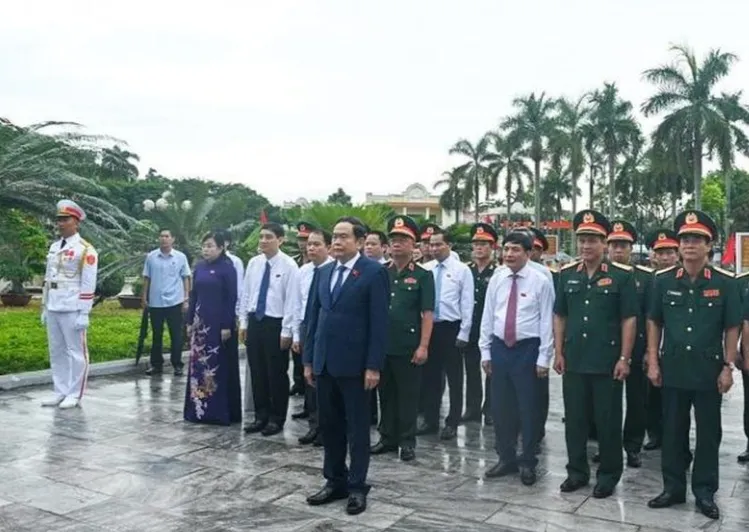 Chủ tịch Quốc hội Trần Thanh Mẫn thăm và làm việc tại Bộ Tư lệnh Quân khu 3 - Ảnh 2.