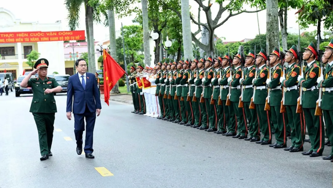 Chủ tịch Quốc hội Trần Thanh Mẫn thăm và làm việc tại Bộ Tư lệnh Quân khu 3 - Ảnh 1.