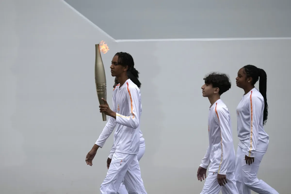Ai sẽ rước đuốc Olympic qua Paris? - Ảnh 2. Ai sẽ rước đuốc Olympic qua Paris? - Ảnh 2.