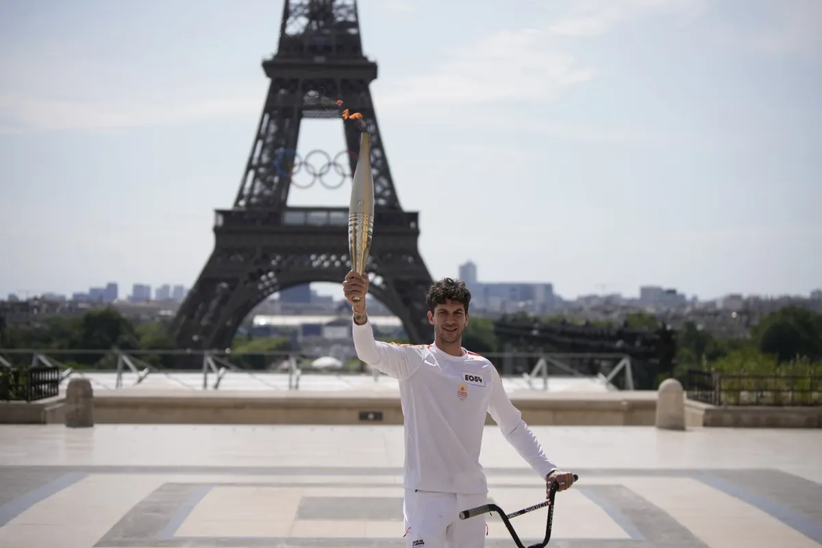 Ai sẽ rước đuốc Olympic qua Paris? - Ảnh 1. Ai sẽ rước đuốc Olympic qua Paris? - Ảnh 1.