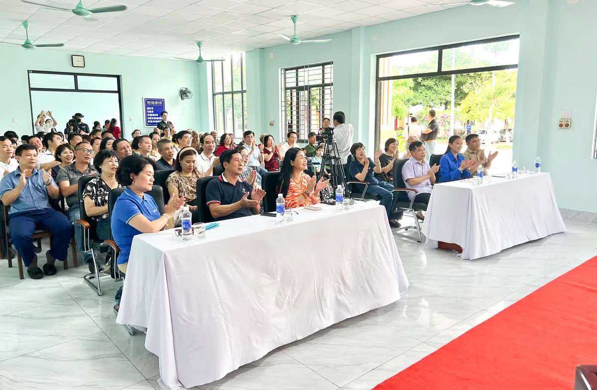 Công đoàn Đài Truyền hình Việt Nam trao quà cho người có hoàn cảnh khó khăn ở Quảng Bình - Ảnh 1.