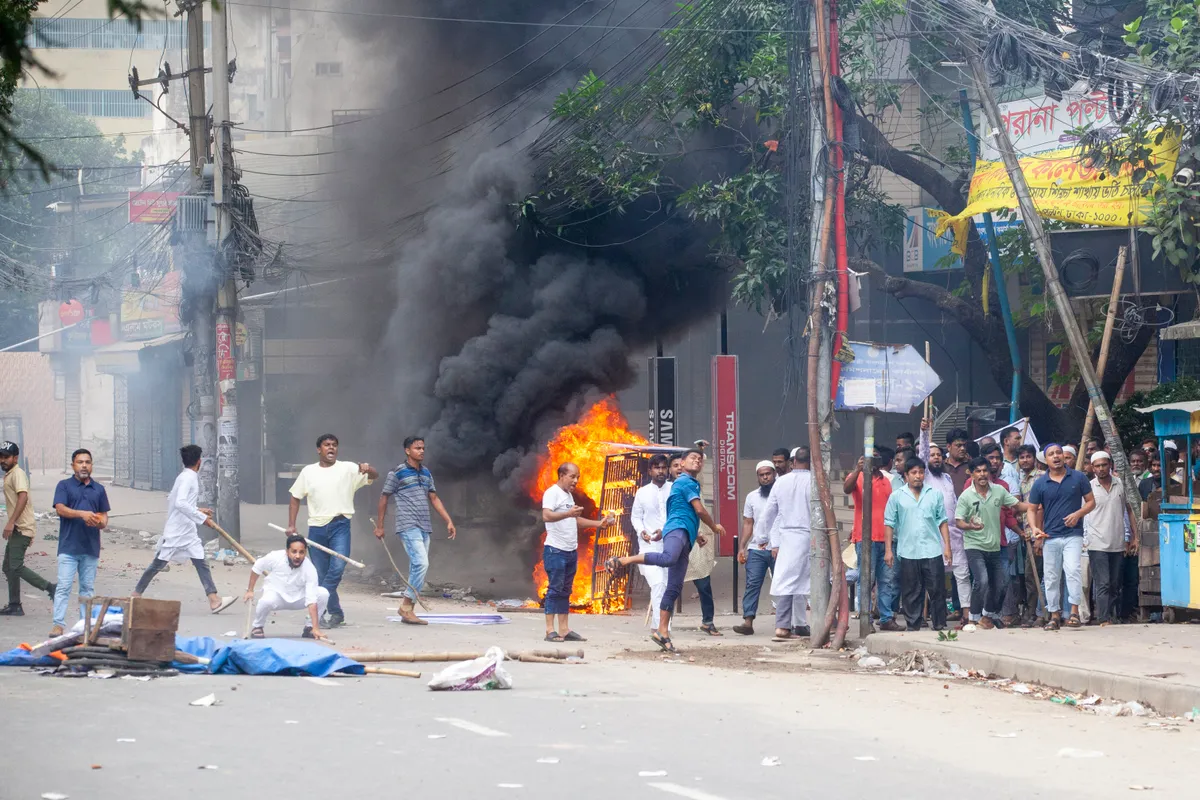 Bangladesh: Người biểu tình xông vào nhà tù giải thoát hàng trăm tù nhân, số người chết vì đụng độ lên tới 100 - Ảnh 1.