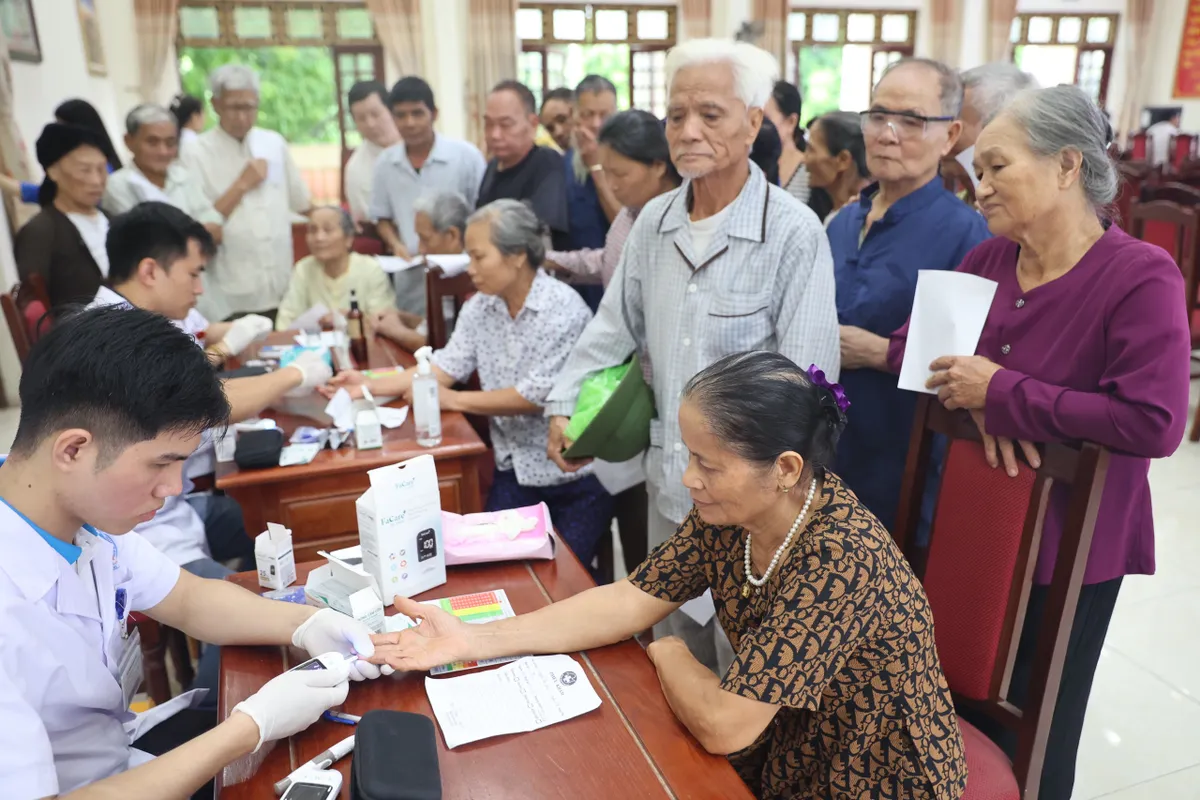 Khám và phát thuốc miễn phí cho hơn 300 người dân ở xã đảo duy nhất của Hà Nội - Ảnh 8.