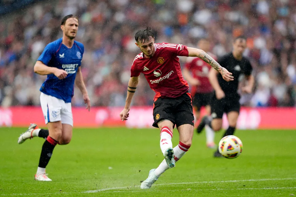 Manchester United thắng nh&agrave;n trong ng&agrave;y ra mắt t&acirc;n binh Yoro - Ảnh 1.