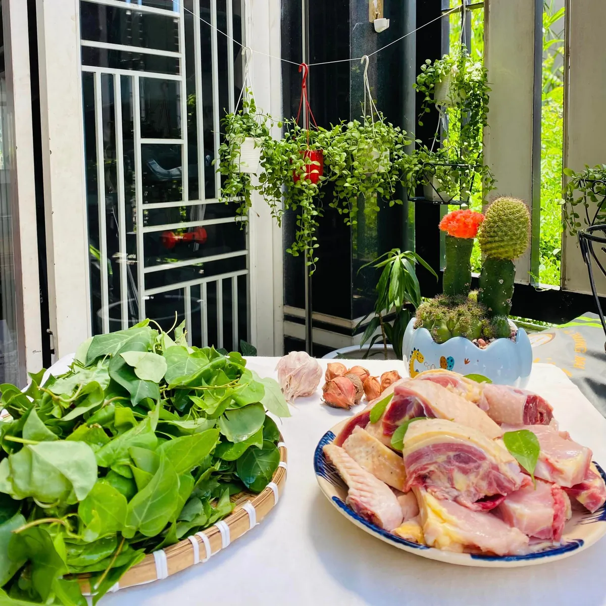 Hướng dẫn l&agrave;m canh g&agrave; l&aacute; giang cực ngon - Ảnh 1.