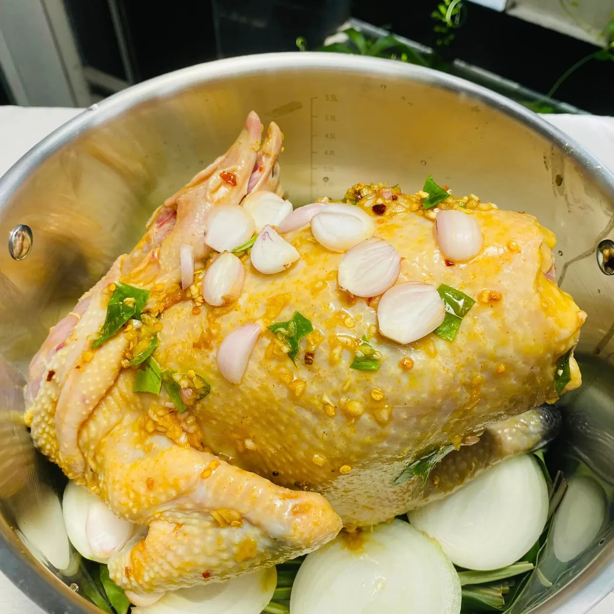 Lạ miệng với g&agrave; hấp muối hột - Ảnh 3.