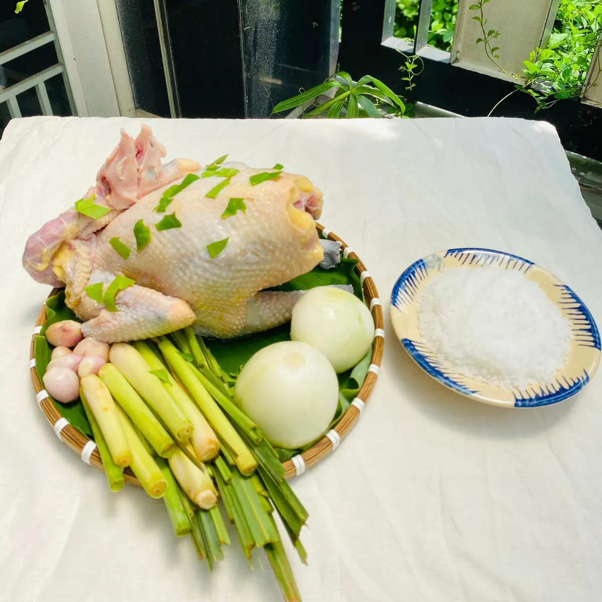 Lạ miệng với g&agrave; hấp muối hột - Ảnh 1.