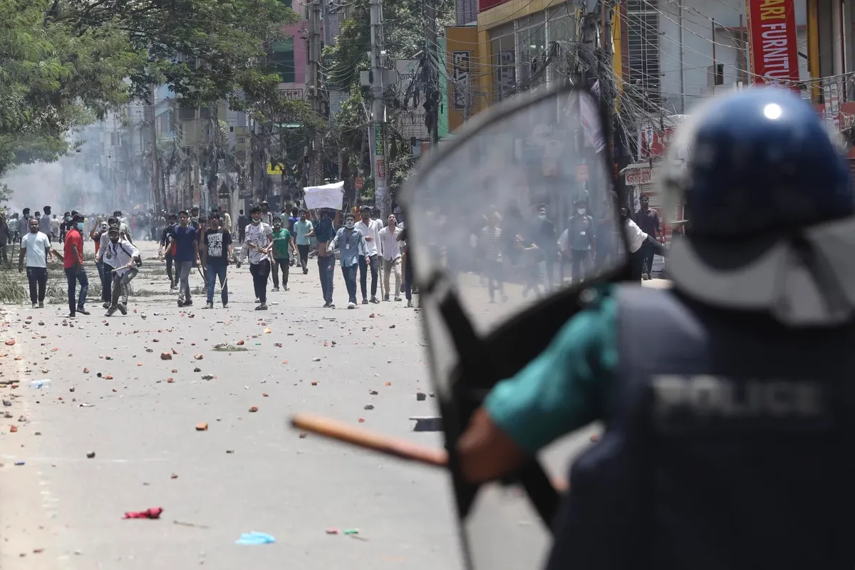 Bangladesh bãi bỏ hầu hết hạn ngạch với việc làm nhà nước nhằm xoa dịu làn sóng biểu tình - Ảnh 1.