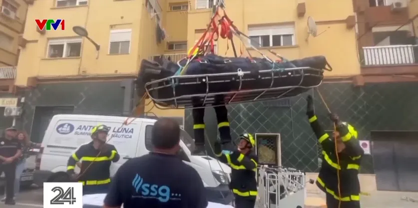 Lính cứu hỏa Tây Ban Nha “chật vật” giải cứu người đàn ông 300 kg - Ảnh 2.
