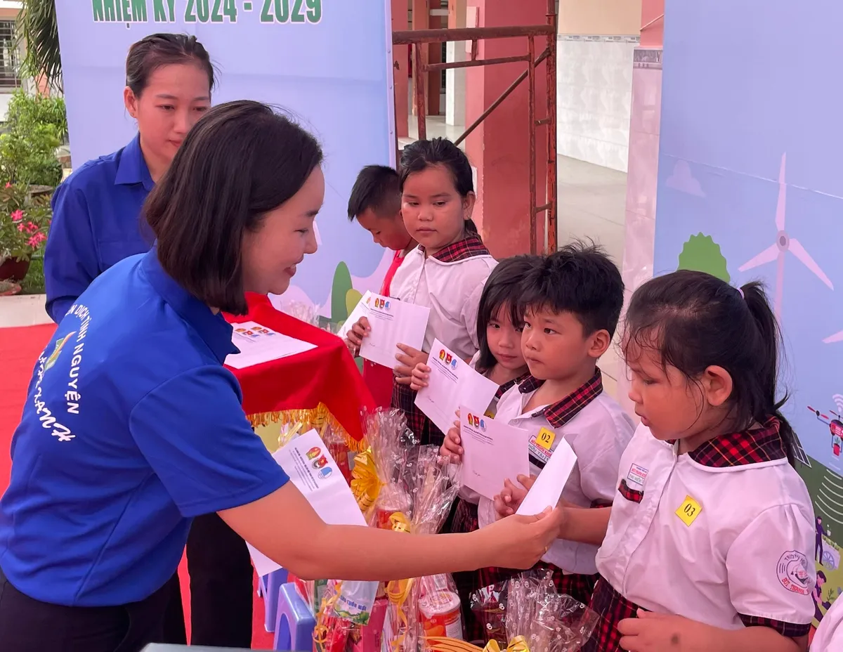 Tuổi trẻ TP Hồ Chí Minh ra quân dọn rác, xóa điểm đen ô nhiễm môi trường - Ảnh 7.