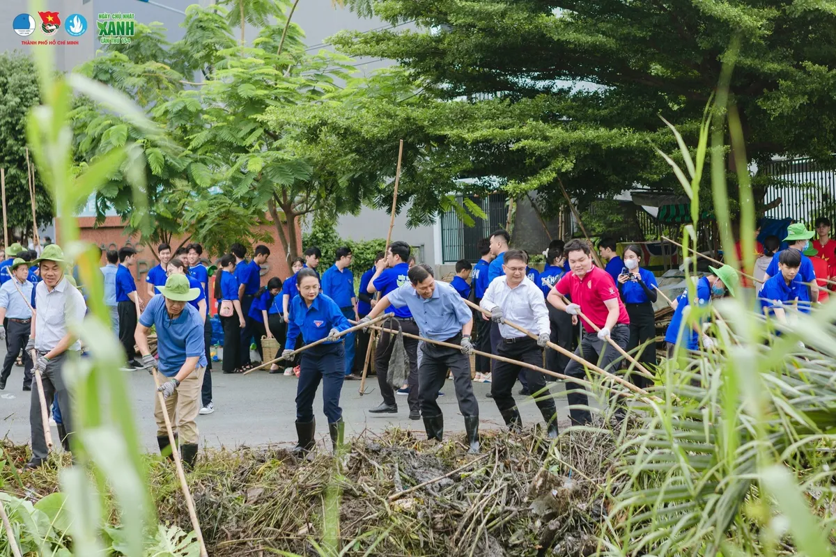 Tuổi trẻ TP Hồ Chí Minh ra quân dọn rác, xóa điểm đen ô nhiễm môi trường - Ảnh 2.