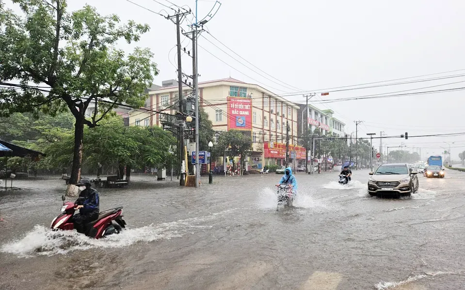 Hàng loạt cây xanh gãy đổ, lều quán bị tốc mái, nhiều nơi ngập lụt sau bão số 2 - Ảnh 4.