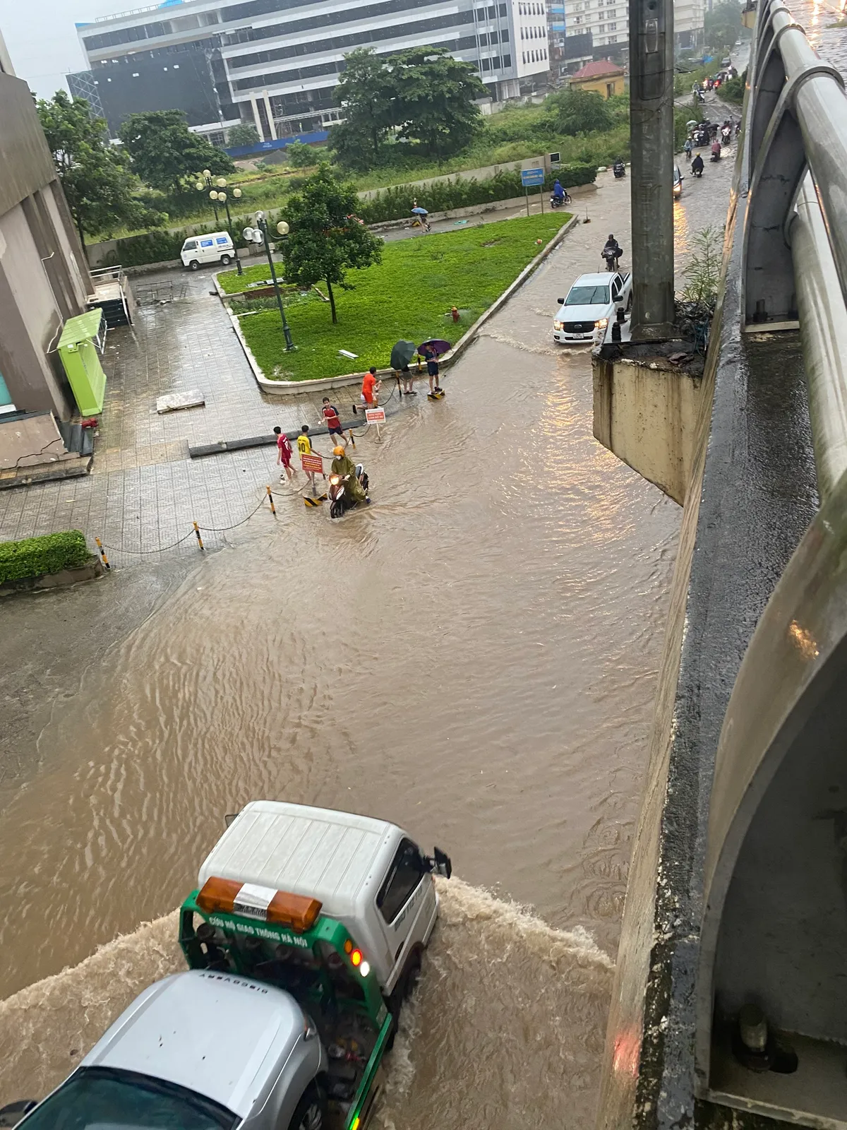 Hà Nội: Gần 11 giờ đêm nhiều người vẫn chưa về được tới nhà vì ngập - Ảnh 13.