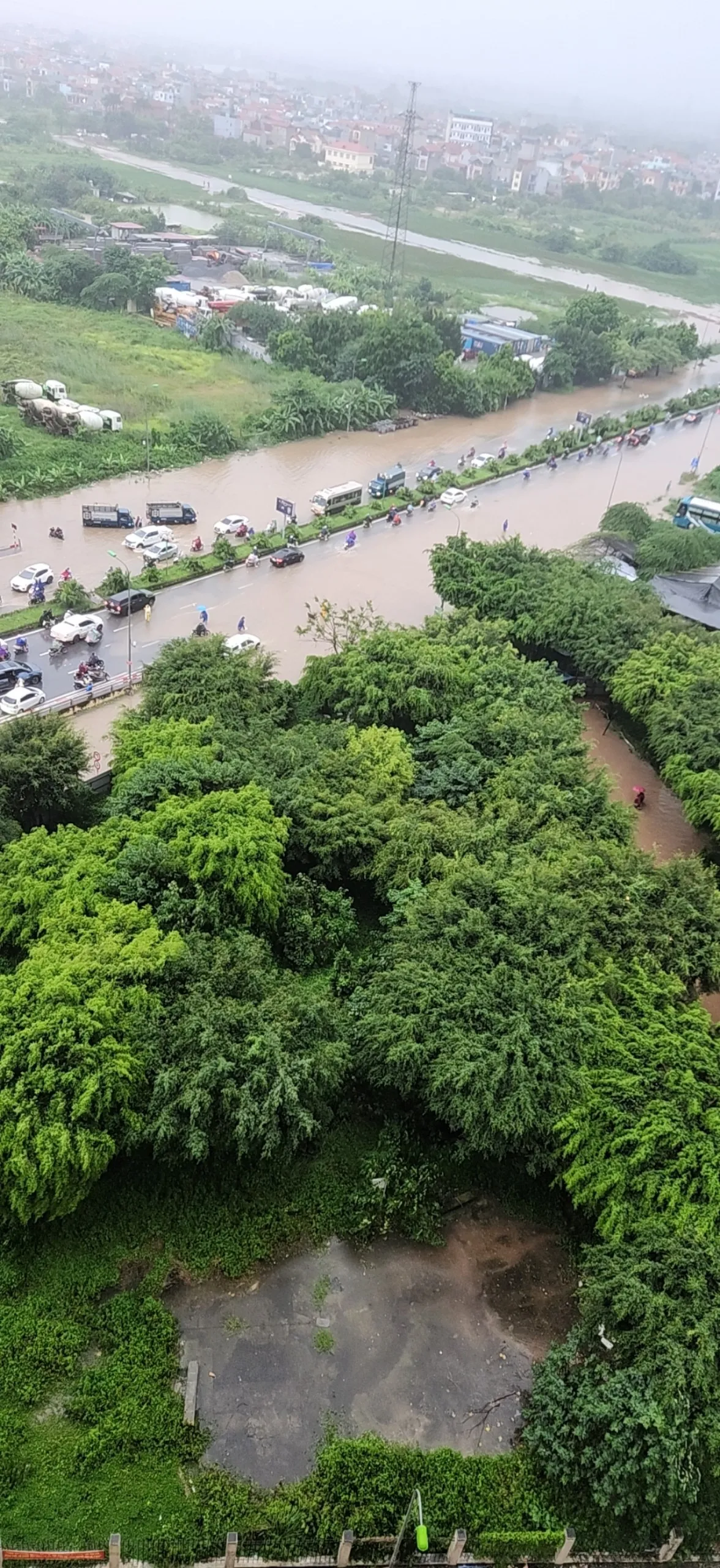 Hà Nội: Gần 11 giờ đêm nhiều người vẫn chưa về được tới nhà vì ngập - Ảnh 6.