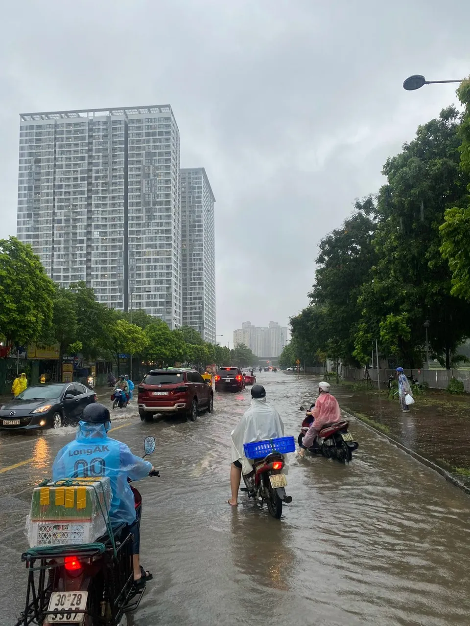 Hà Nội: Gần 11 giờ đêm nhiều người vẫn chưa về được tới nhà vì ngập - Ảnh 12.