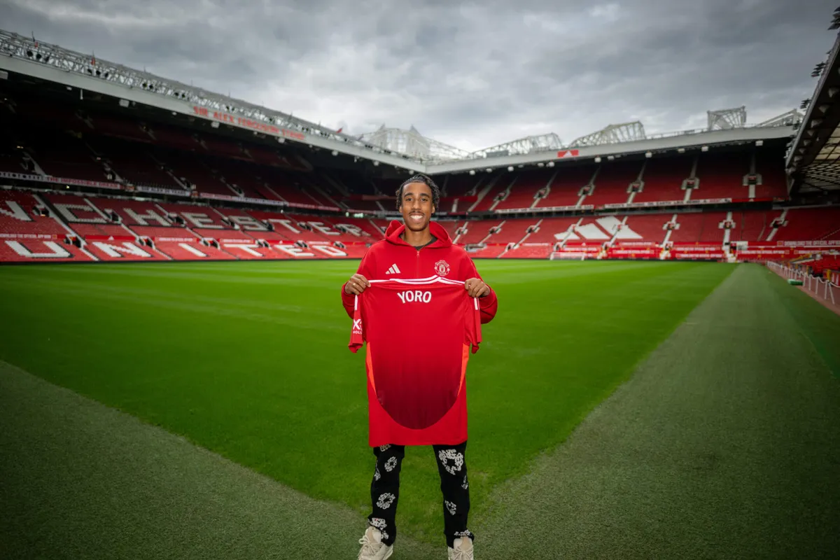 Leny Yoro sẵn s&agrave;ng l&agrave;m mọi thứ v&igrave; Manchester United - Ảnh 2.