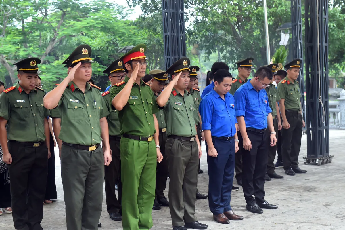 Thanh niên VTV tri ân các anh hùng liệt sĩ tại Nghĩa trang liệt sĩ quốc tế Việt - Lào - Ảnh 1.