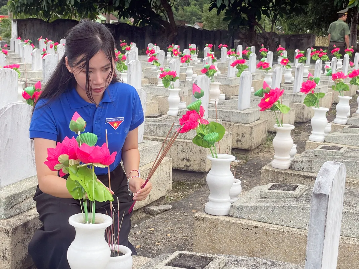 Thanh niên VTV tri ân các anh hùng liệt sĩ tại Nghĩa trang liệt sĩ quốc tế Việt - Lào - Ảnh 10.