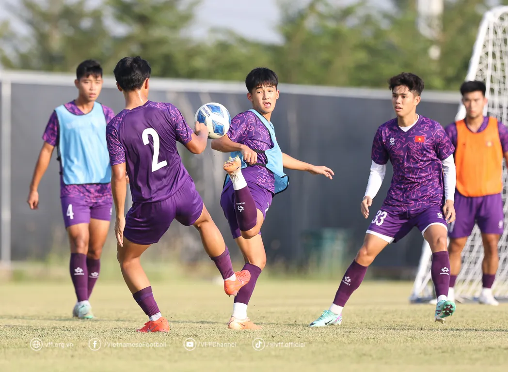 Đội tuyển U19 Việt Nam động viên nhau chuẩn bị thật tốt cho trận đấu cuối - Ảnh 4. Đội tuyển U19 Việt Nam động viên nhau chuẩn bị thật tốt cho trận đấu cuối - Ảnh 4.
