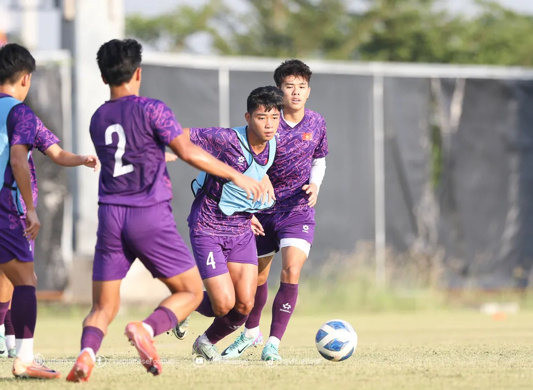 Đội tuyển U19 Việt Nam động viên nhau chuẩn bị thật tốt cho trận đấu cuối - Ảnh 1. Đội tuyển U19 Việt Nam động viên nhau chuẩn bị thật tốt cho trận đấu cuối - Ảnh 1.