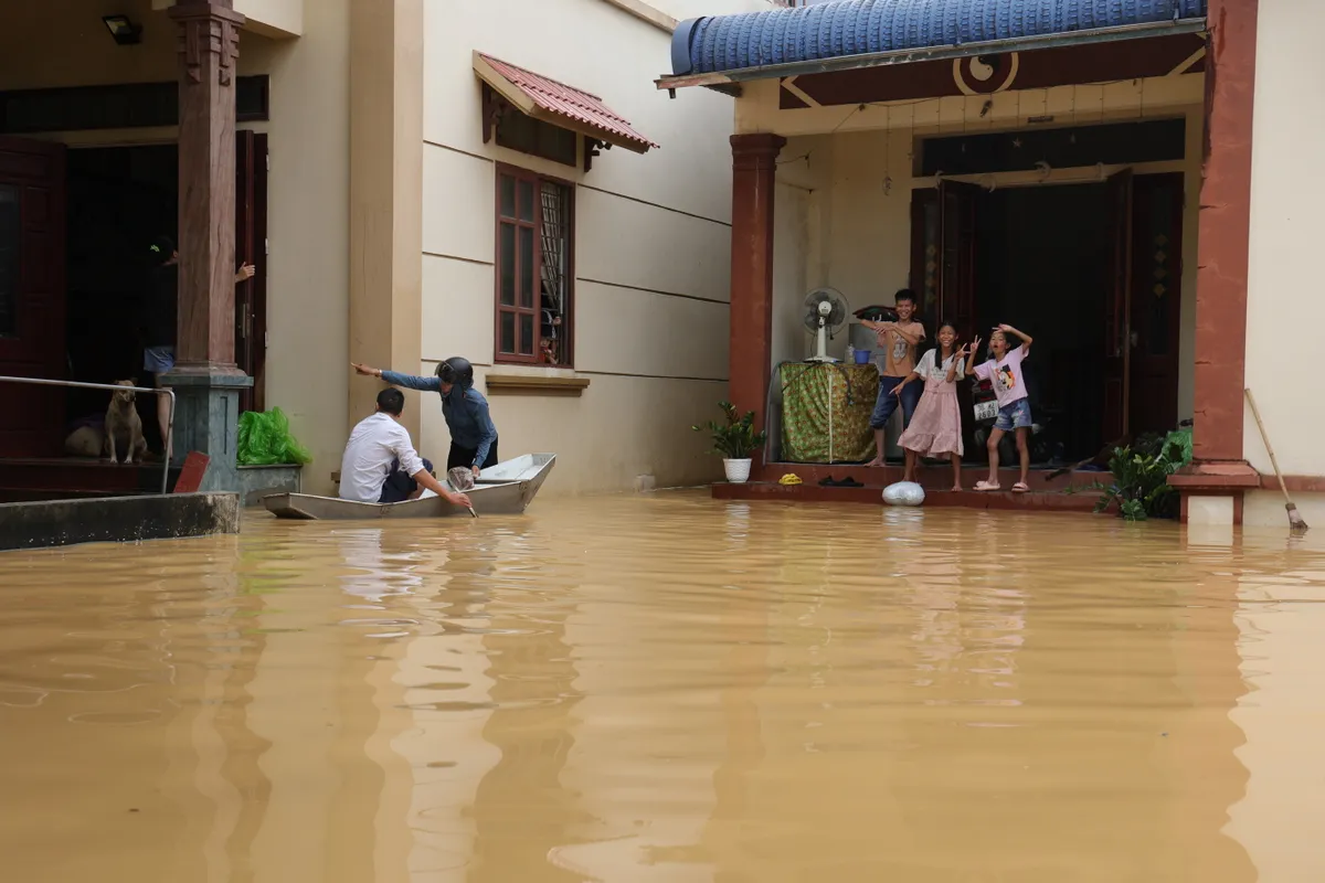 Hà Nội: Người dân thôn Bùi Xá di chuyển bằng thuyền do ngập - Ảnh 15.