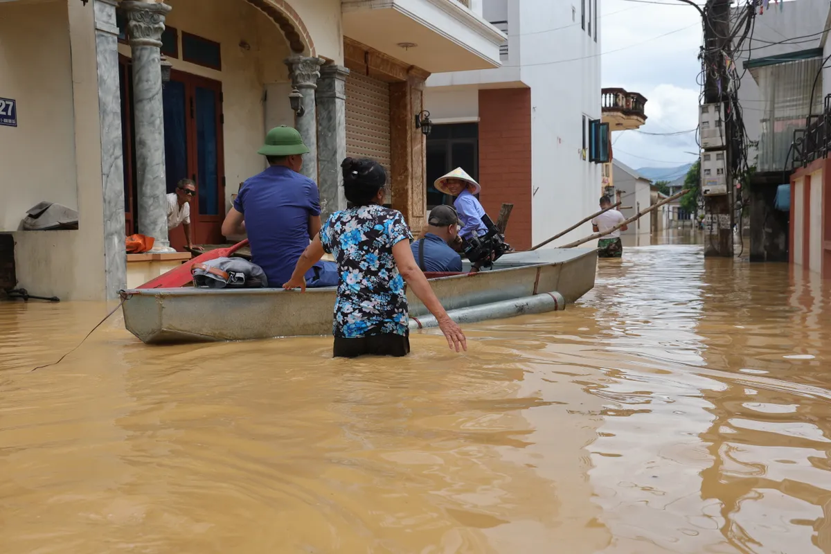 Hà Nội: Người dân thôn Bùi Xá di chuyển bằng thuyền do ngập - Ảnh 5.