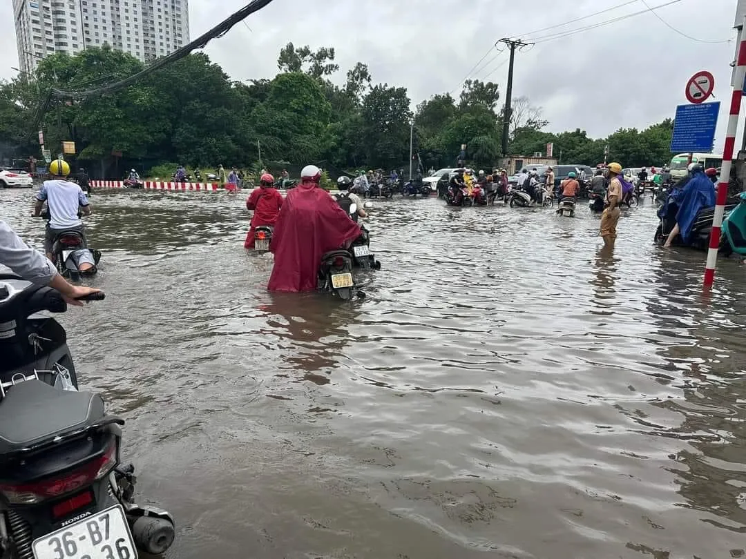 Hà Nội: Nhiều tuyến đường ngập lụt, giao thông tê liệt vào đầu giờ sáng - Ảnh 5.