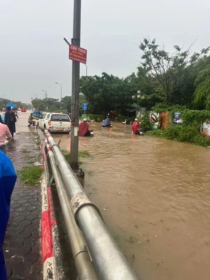 Hà Nội: Nhiều tuyến đường ngập lụt, giao thông tê liệt vào đầu giờ sáng - Ảnh 3.