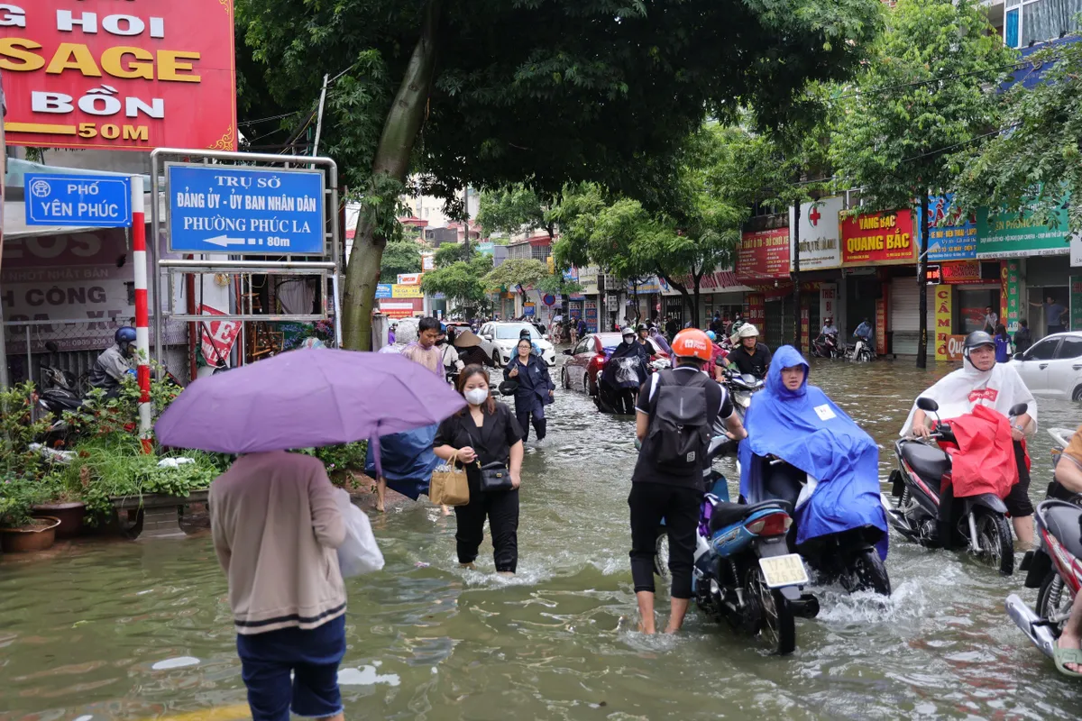 Hà Nội nhiều đường ngập ngang bánh xe máy trong sáng nay - Ảnh 11.