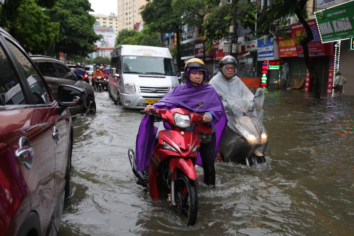 Hà Nội nhiều đường ngập ngang bánh xe máy trong sáng nay - Ảnh 9.