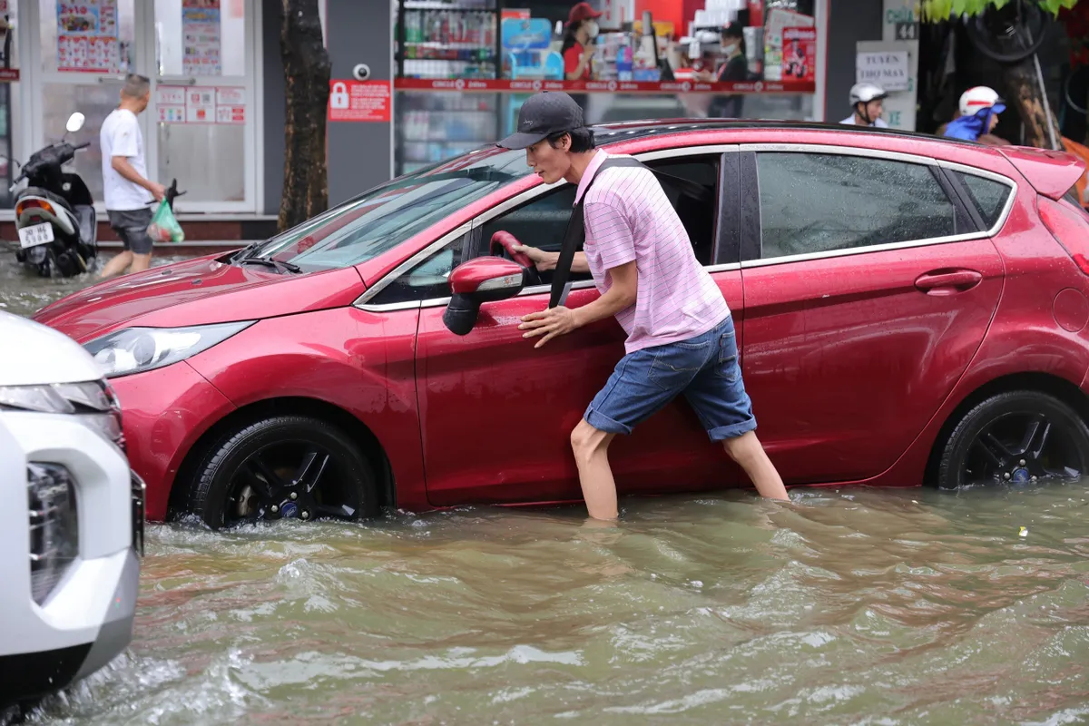 Hà Nội nhiều đường ngập ngang bánh xe máy trong sáng nay - Ảnh 18.