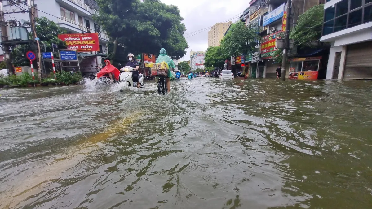 Hà Nội nhiều đường ngập ngang bánh xe máy trong sáng nay - Ảnh 6.