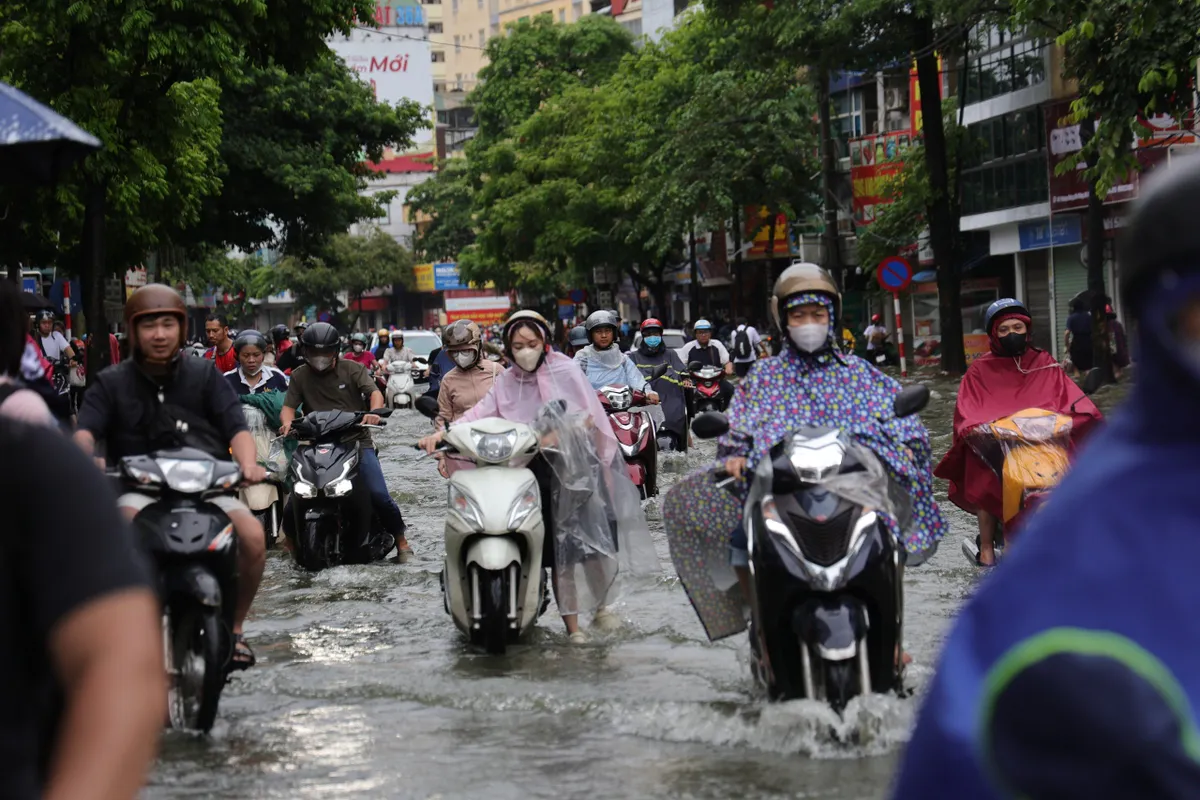 Hà Nội nhiều đường ngập ngang bánh xe máy trong sáng nay - Ảnh 8.