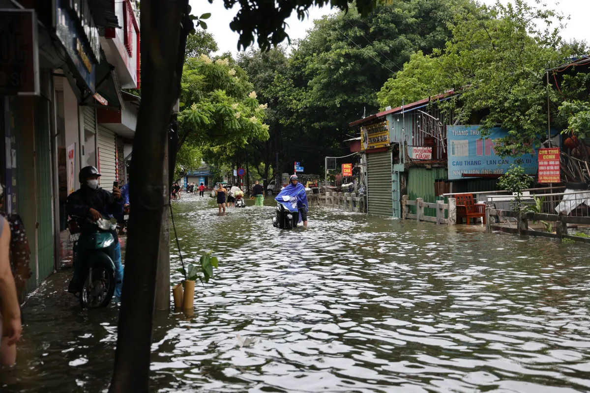 Hà Nội nhiều đường ngập ngang bánh xe máy trong sáng nay - Ảnh 4.