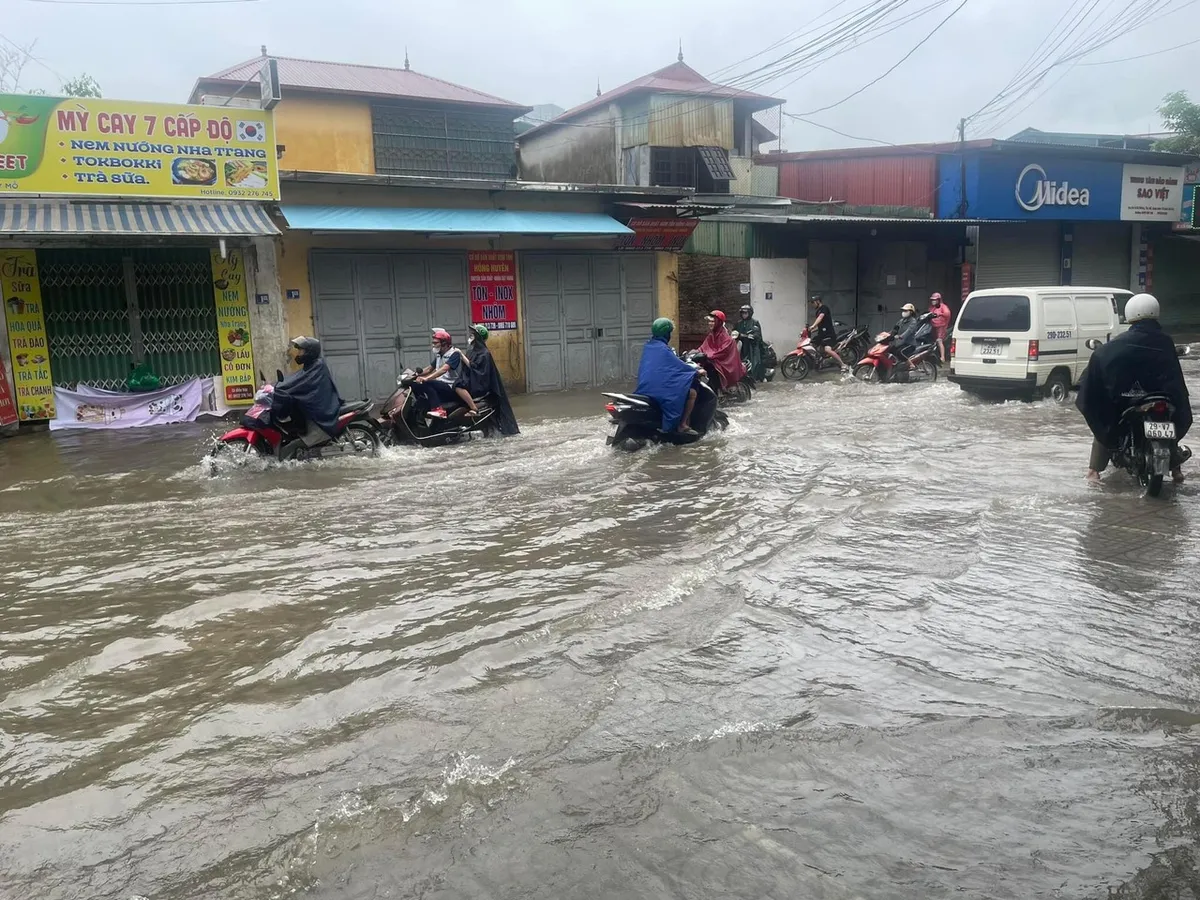 Hà Nội: Nhiều tuyến đường ngập lụt, giao thông tê liệt vào đầu giờ sáng - Ảnh 1.