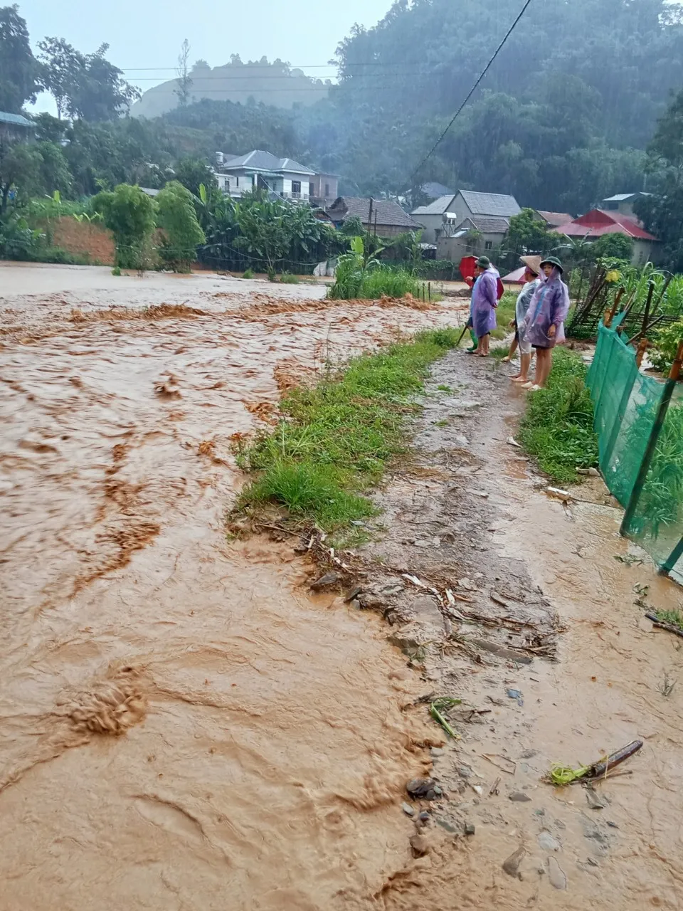 Lũ lớn, sạt lở ở Mai Sơn (Sơn La) khiến 6 người thiệt mạng - Ảnh 4.