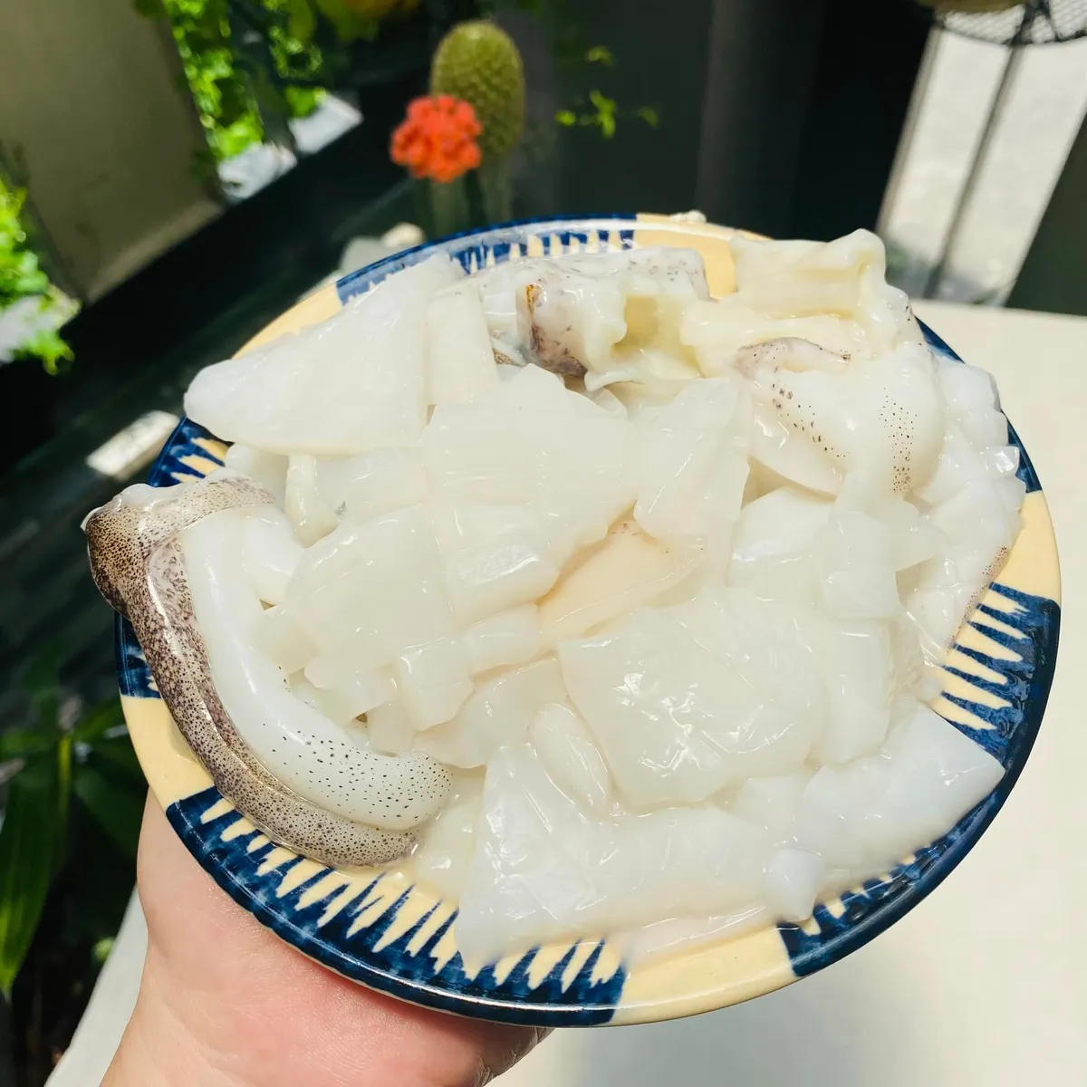 Mực chi&ecirc;n lắc ph&ocirc; mai  - c&agrave;ng ăn c&agrave;ng nghiền - Ảnh 1.