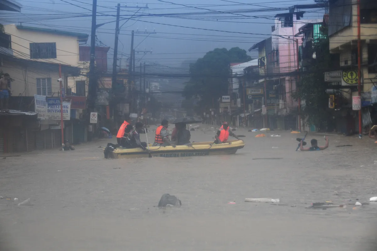 Đường phố Philippines hóa thành sông do bão Gaemi - Ảnh 1.