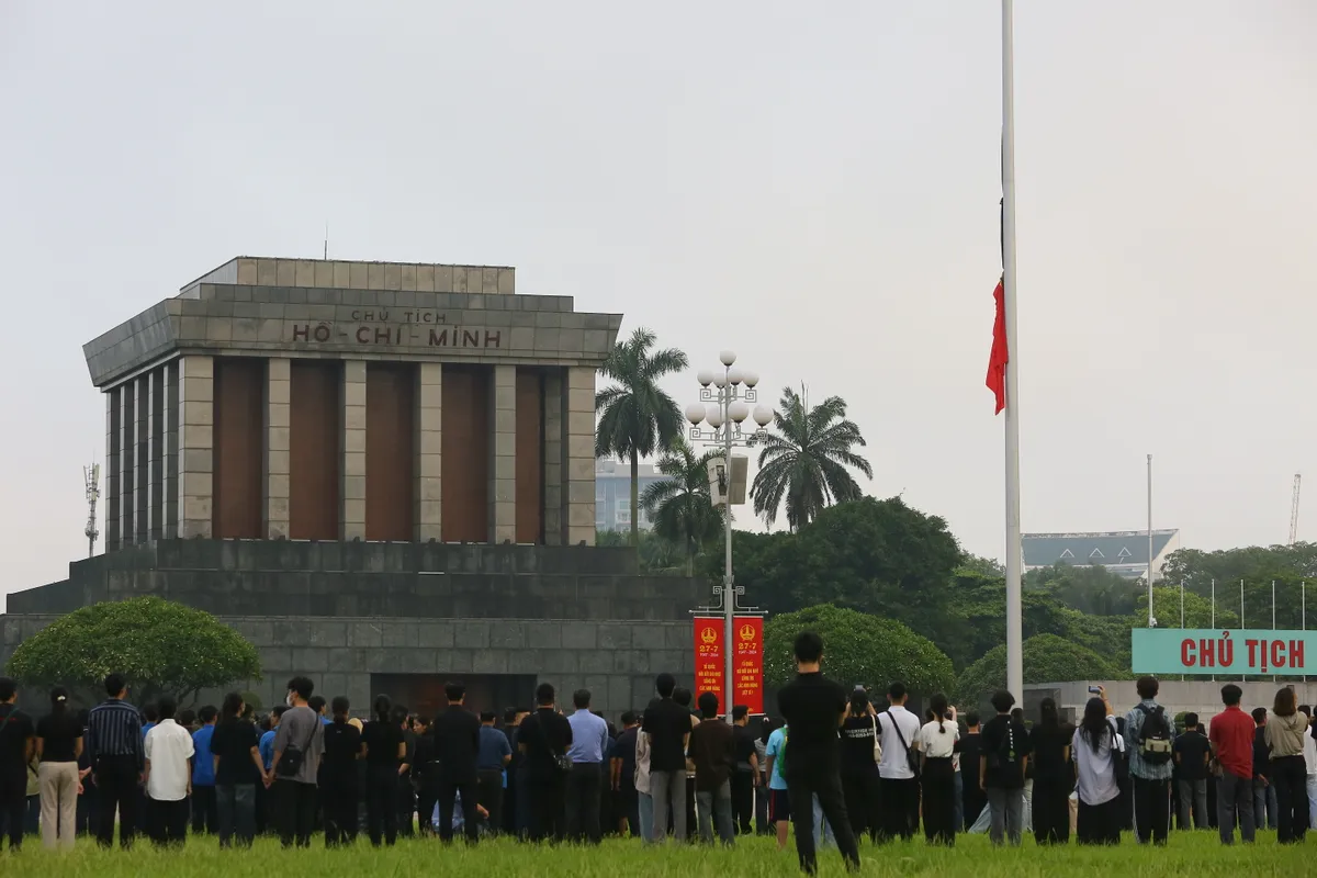 Các cơ quan, công sở, nơi công cộng treo cờ rủ trong 2 ngày Quốc tang Tổng Bí thư Nguyễn Phú Trọng - Ảnh 1.