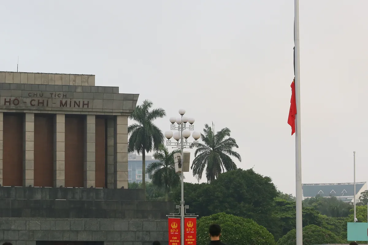 Lễ thượng cờ rủ Quốc tang Tổng Bí thư Nguyễn Phú Trọng tại Quảng trường Ba Đình - Ảnh 6.